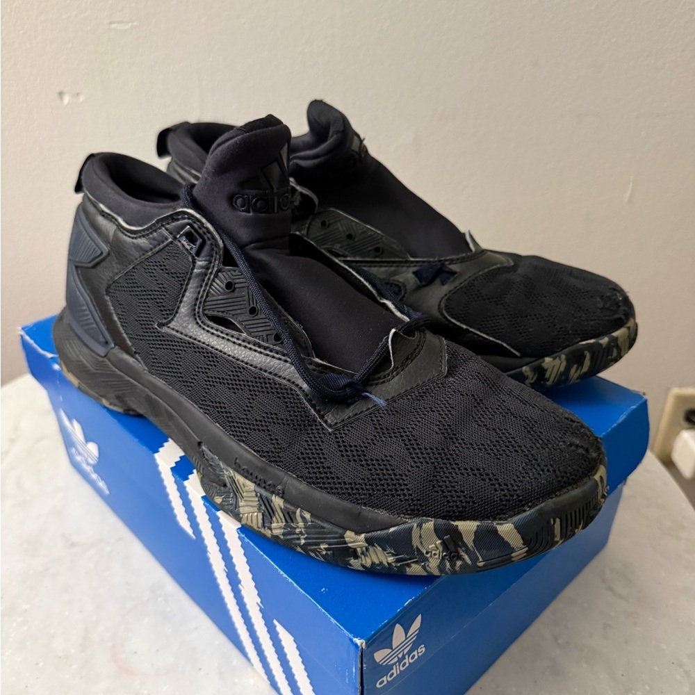 Adidas Men's Black basketballSneakers in size11 great condition, needs new laces